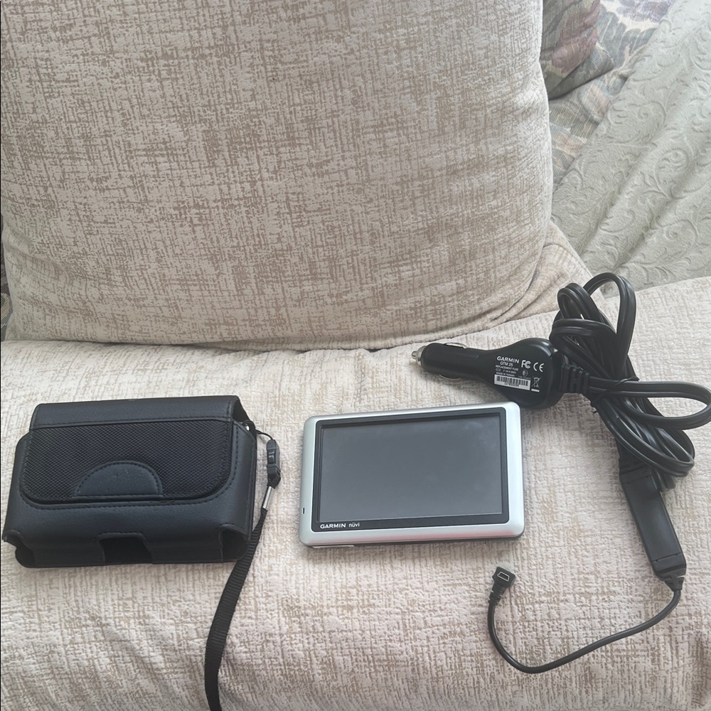 Garmin Nuvi 1450 Portable GPS Navigation System, Cord, Carry Case